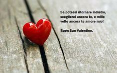 Frasi San Valentino e un\u0027idea carina con un cuore rosso e superficie in legno